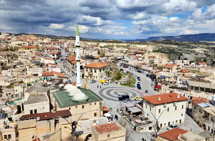 Ortahisar merkez meydan ve cami Kapadokya genel görünüm